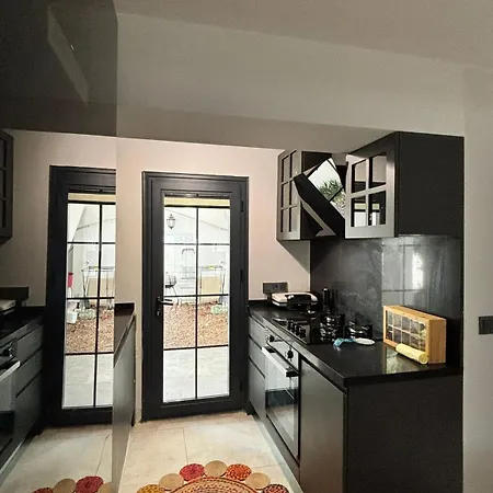 Modern Garden Flat In Διαμέρισμα *