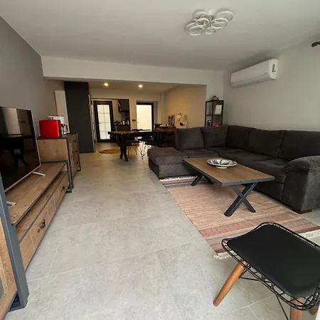 Appartement Modern Garden Flat In *