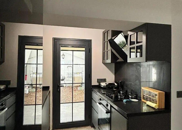 Modern Garden Flat In Apartamento *