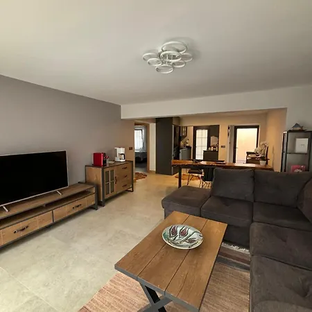 Modern Garden Flat In Lägenhet *